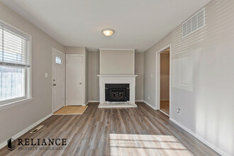 1642 Denver Dr in Park City, KS - Foto de edificio - Building Photo