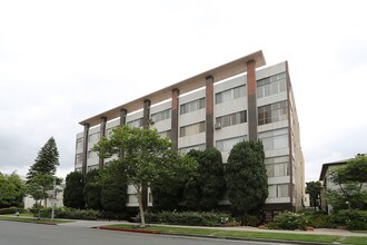 144 S McCarty Dr in Beverly Hills, CA - Building Photo - Building Photo