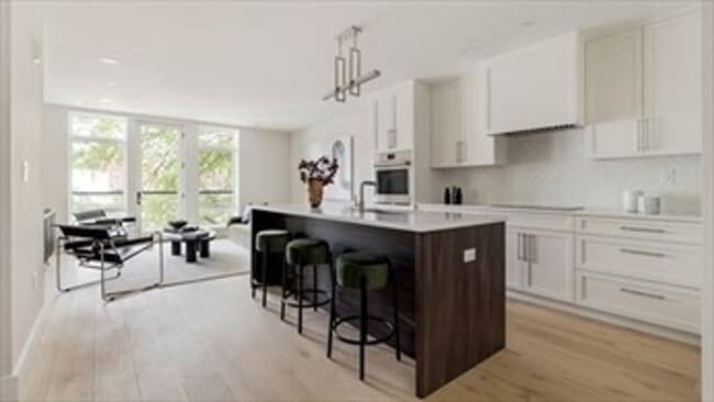 20 Kinmonth Rd in Newton, MA - Foto de edificio - Building Photo