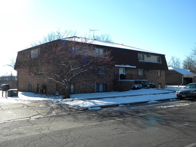 Multi-Building Apartments in West Bend, WI - Building Photo - Building Photo