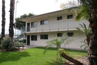 TUSTIN LANAI APARTMENTS in Tustin, CA - Foto de edificio - Building Photo