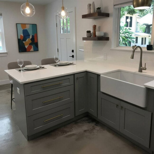 property at 423 W Woodlawn Ave