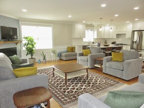 32 Gale St in Waltham, MA - Building Photo - Building Photo