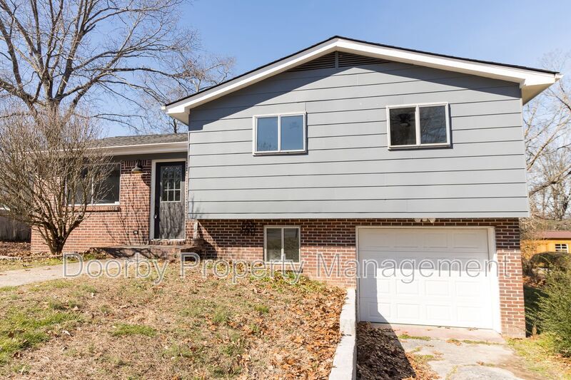 2983 E Freedom Cir in Ooltewah, TN - Foto de edificio