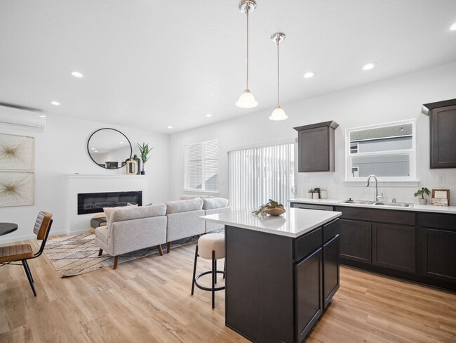 806 E F St
