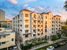 Luxe Villas in Los Angeles, CA - Building Photo