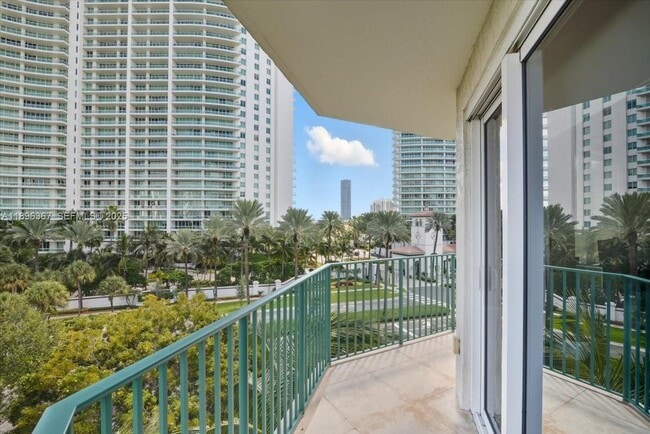 20000 E Country Club Dr in Aventura, FL - Foto de edificio - Building Photo