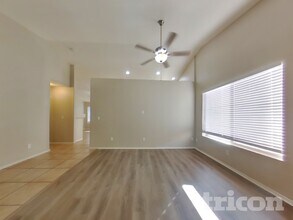 5521 N 103rd Dr in Glendale, AZ - Foto de edificio - Building Photo