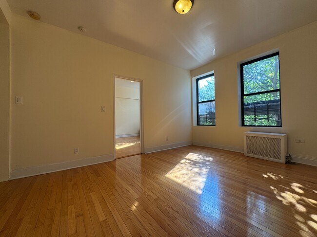 884 Riverside Dr in New York, NY - Building Photo - Building Photo