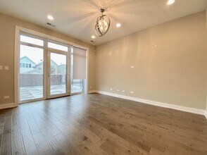 317 W Evergreen Ave in Chicago, IL - Building Photo - Building Photo