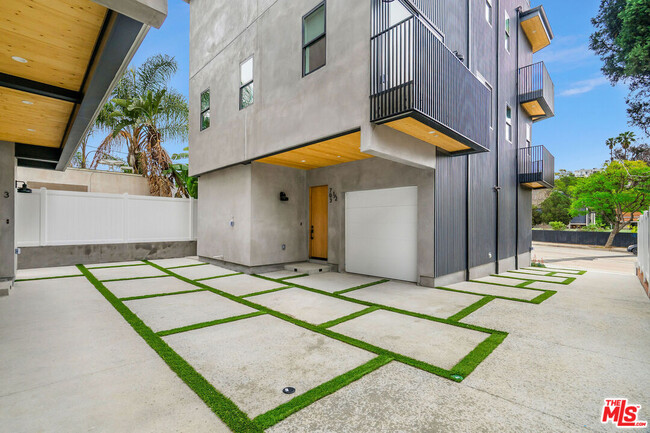 property at 701 N Vendome St
