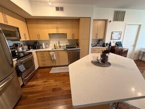 54 Rainey St, Unit 312 in Austin, TX - Foto de edificio - Building Photo