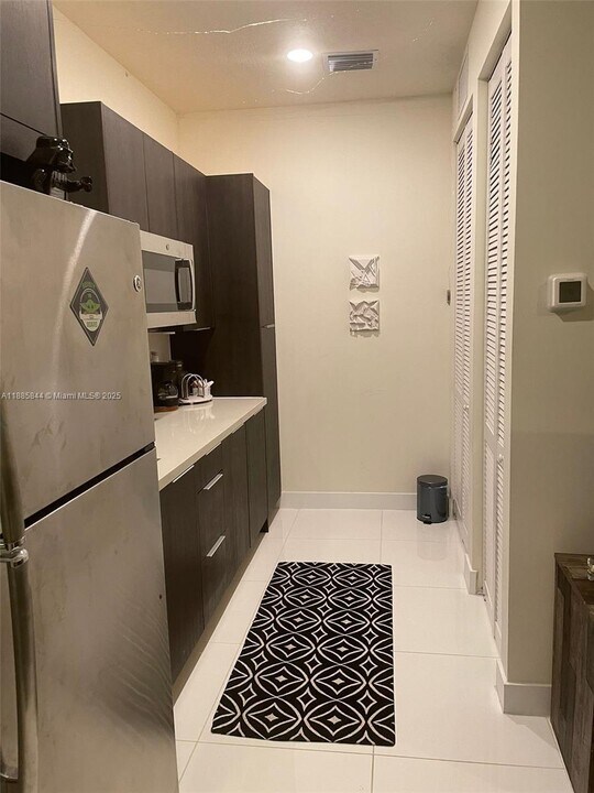 6613 NW 103rd Pkwy in Doral, FL - Building Photo