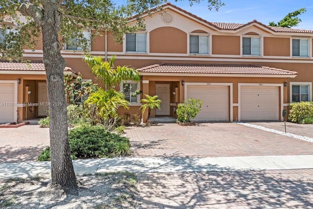 9840 NW 19th Pl in Sunrise, FL - Foto de edificio