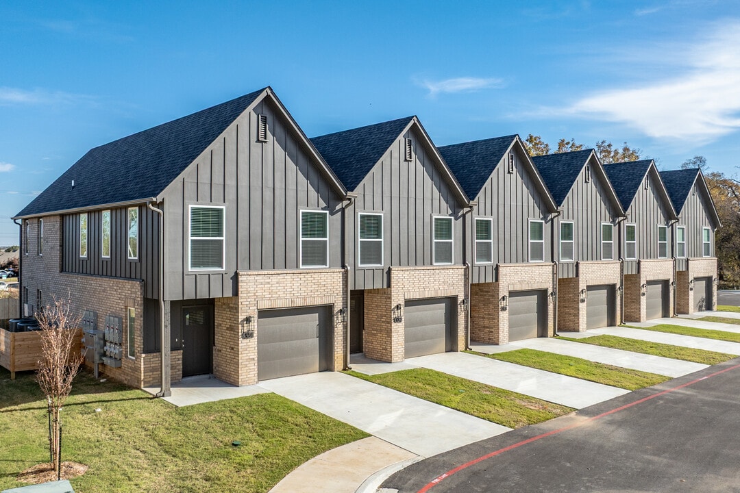 Townhomes at Centennial Crossing in Broken Arrow, OK - Building Photo