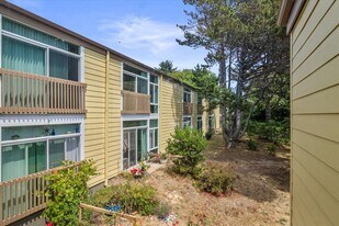 Pinewood Manor in Newport, OR - Building Photo