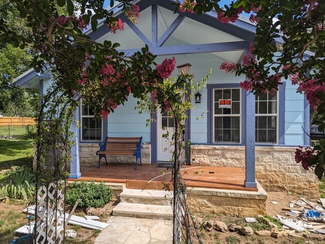 401 E Brier St in Burnet, TX - Building Photo - Building Photo