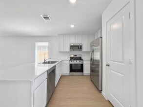 327 Kingston Wy in Waller, TX - Building Photo - Building Photo