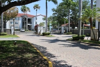 6801 SW 44th St, Unit 202 in Miami, FL - Building Photo - Building Photo