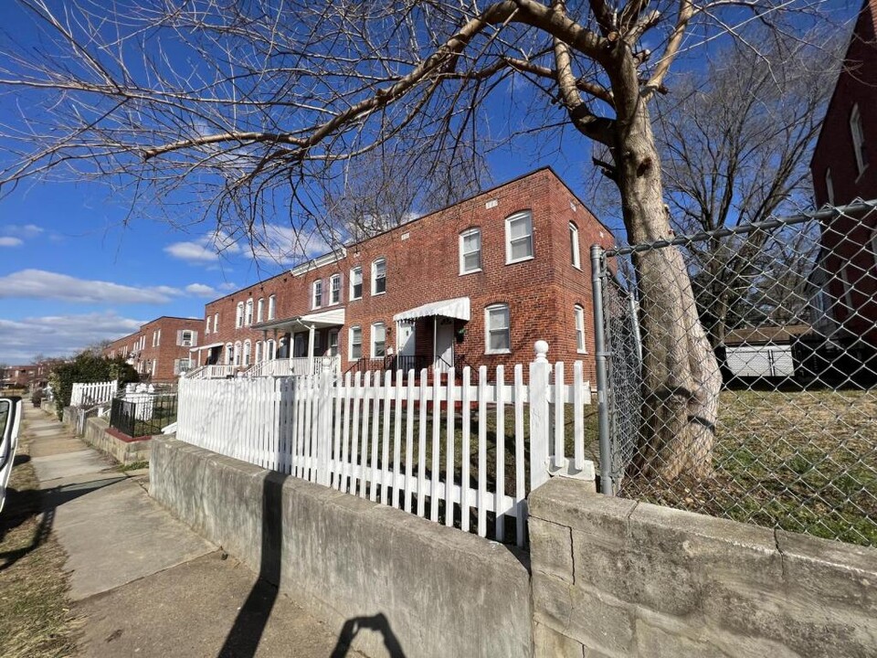 5327 Wasena Ave in Baltimore, MD - Foto de edificio