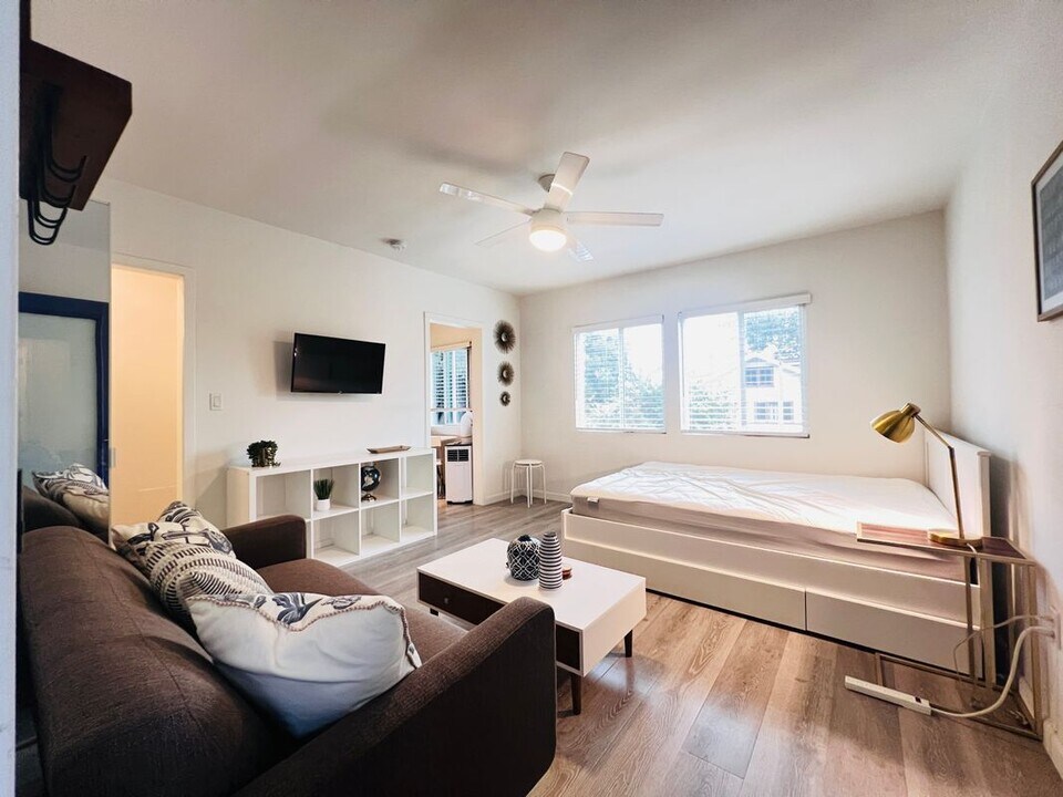 5525 Harold Way in Los Angeles, CA - Building Photo
