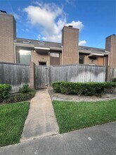 13724 Hollowgreen Dr in Houston, TX - Foto de edificio - Building Photo
