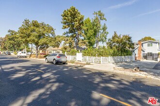 1306 N Pass Ave in Burbank, CA - Building Photo - Building Photo