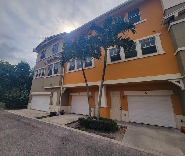 750 Millbrae Ct in West Palm Beach, FL - Building Photo - Building Photo