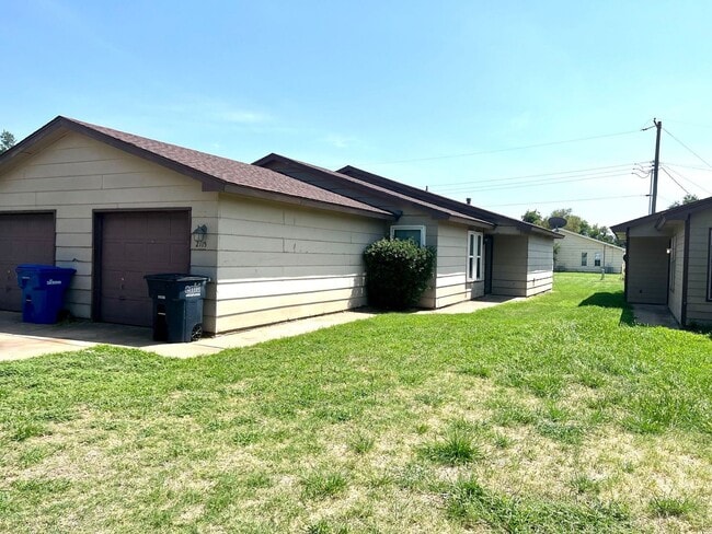 property at 2115 W Oak Ave