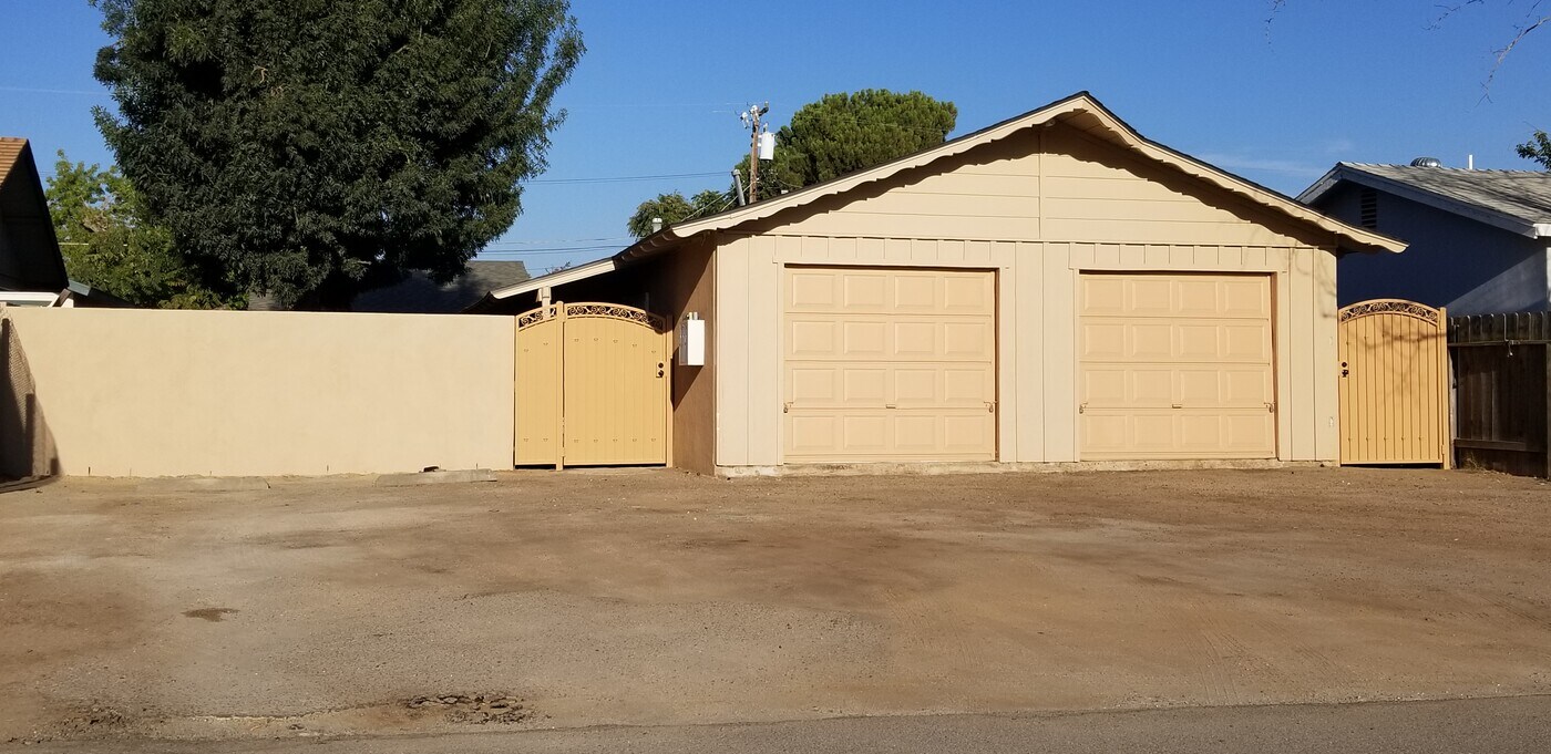 1510 Haldon St, Unit D in Bakersfield, CA - Building Photo