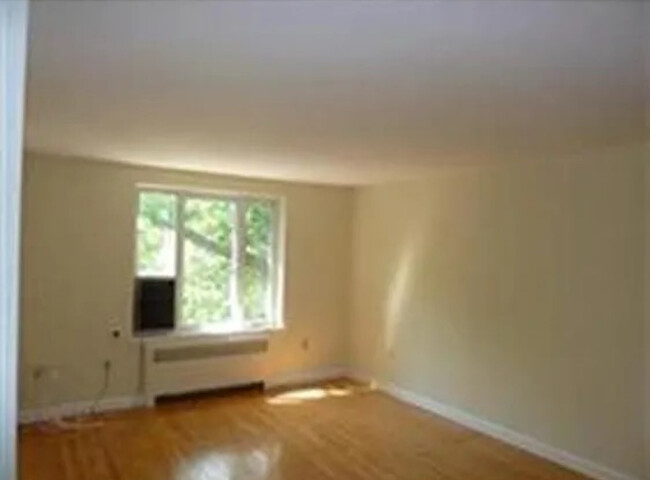 42 Dean Rd, Unit 1 in Brookline, MA - Foto de edificio - Building Photo