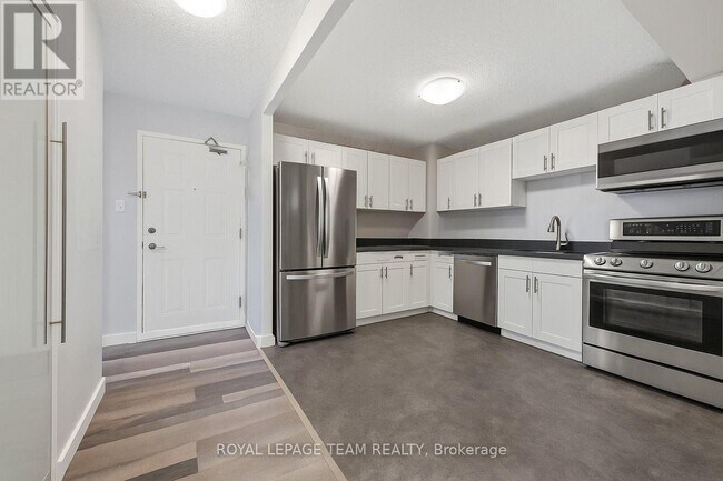 200 Bay St in Ottawa, ON - Building Photo - Building Photo