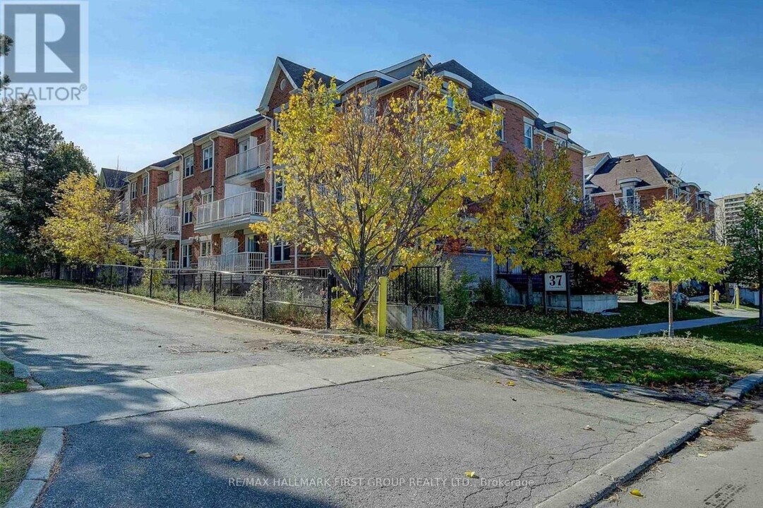 37-37 Four Winds Dr in Toronto, ON - Building Photo