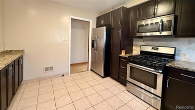 24290 Eastwood St in Oak Park, MI - Building Photo - Building Photo