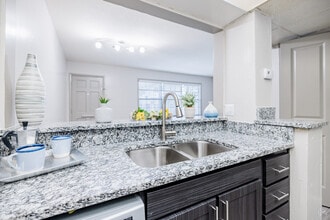 Selwyn Flats in Charlotte, NC - Building Photo - Building Photo