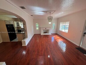 695 NE 81st St in Miami, FL - Foto de edificio - Building Photo