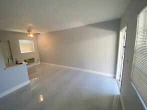 1217 NE 127th St in North Miami, FL - Building Photo - Building Photo