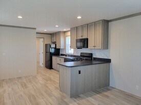 9634 Seaway Dr in Algonac, MI - Building Photo