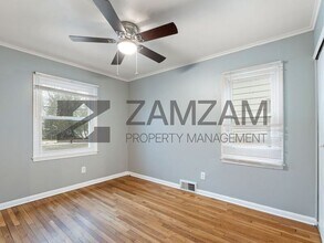 8085 Stephens Rd in Center Line, MI - Foto de edificio - Building Photo