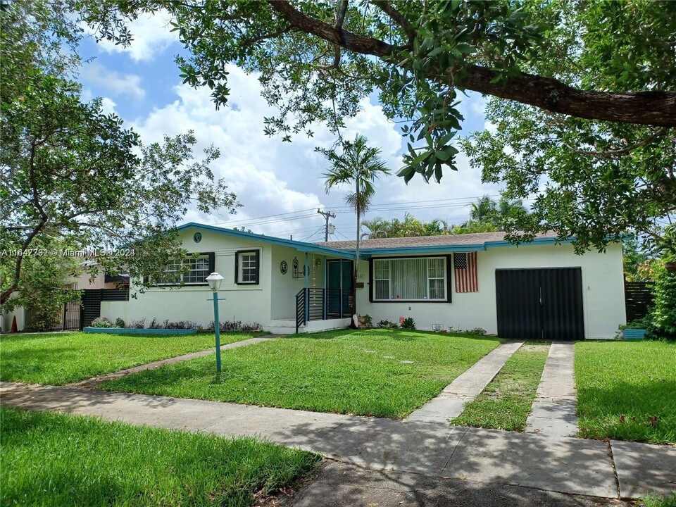 8500 SW 16th St in Miami, FL - Building Photo