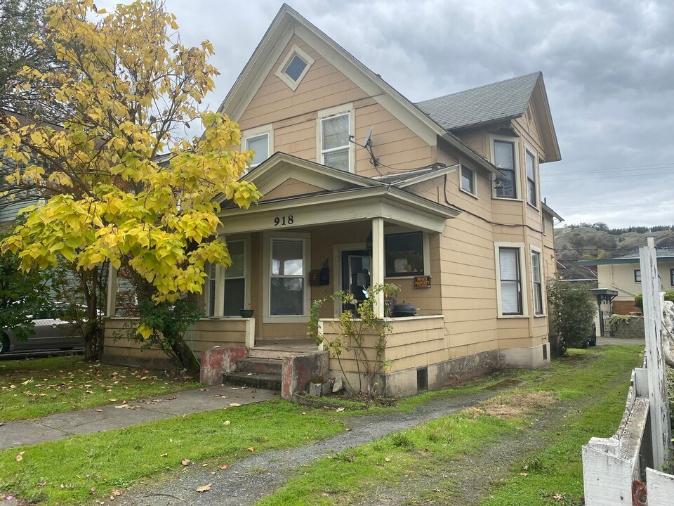 918 SE Pine St in Roseburg, OR - Building Photo