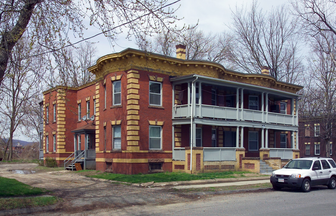 34 Rivers Ave in Chicopee, MA - Foto de edificio