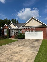 1121 Castle Dr in Gadsden, AL - Building Photo
