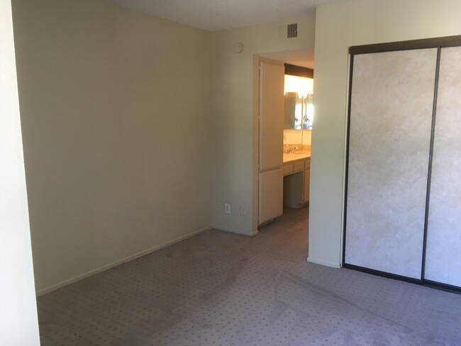 22100 Burbank Blvd, Unit 100 in Woodland Hills, CA - Building Photo - Building Photo