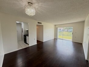 1127 Lake Terry Dr, Unit J in West Palm Beach, FL - Foto de edificio - Building Photo