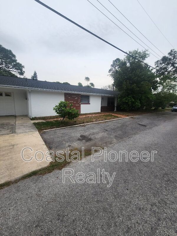 5823 Elm St in New Port Richey, FL - Building Photo - Building Photo