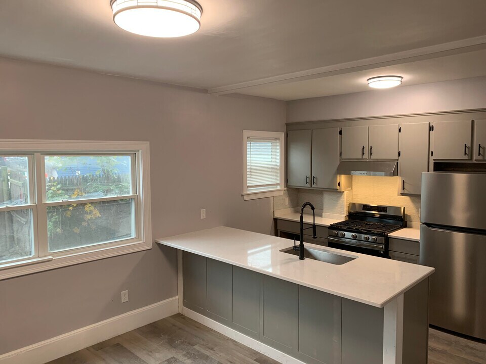 10 Burrill Ave in Lynn, MA - Building Photo