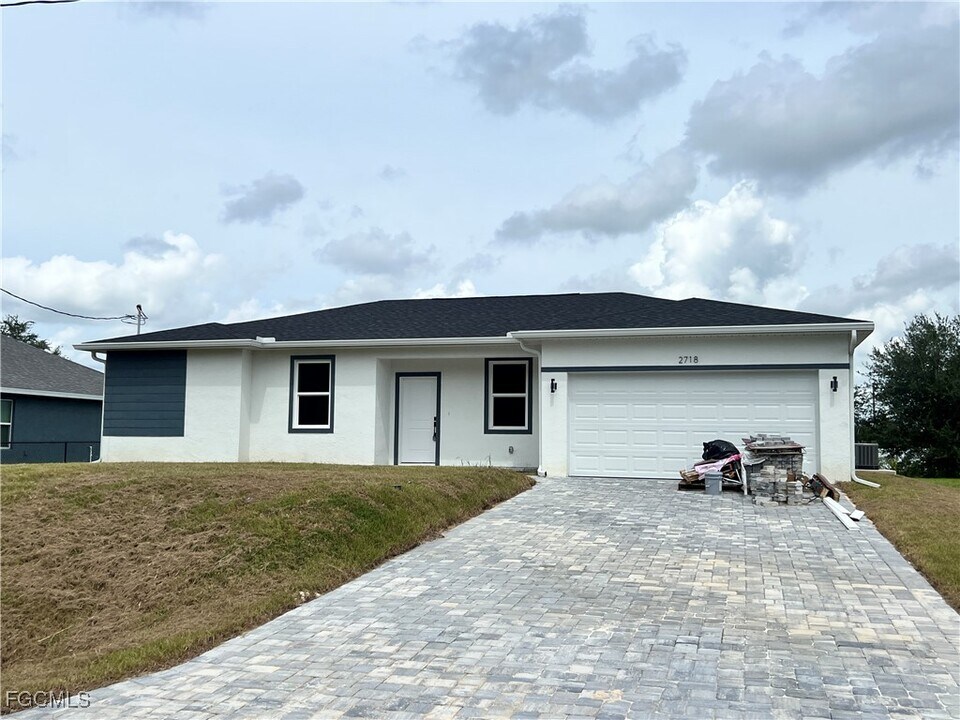 2718 Helen Pl in Lehigh Acres, FL - Building Photo