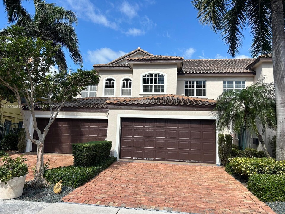 87 Hendricks Isle in Fort Lauderdale, FL - Building Photo