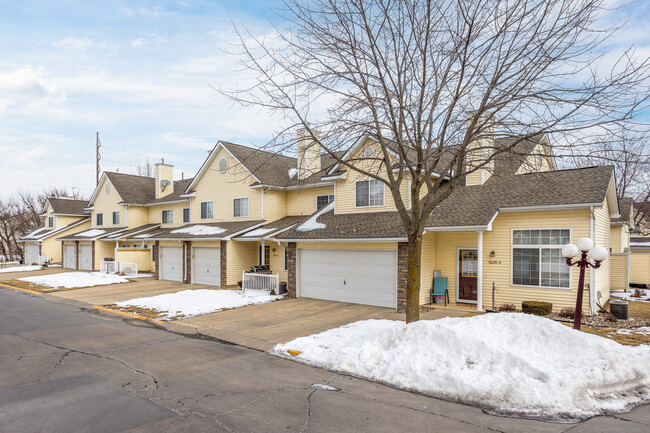 Prairie Glen Townhomes in Ankeny, IA - Building Photo - Building Photo